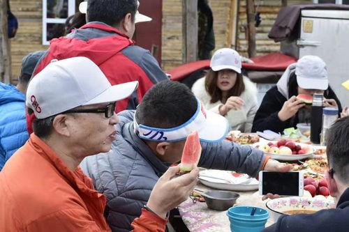 乌市吃瓜群众,街头巷尾的市井百态