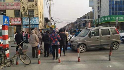 大妈吃瓜看热闹,揭秘民间百态