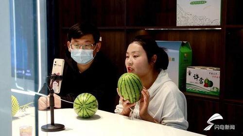 达人直播吃瓜,瓜果飘香，精彩瞬间不容错过！