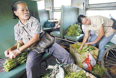 缅北女生火车吃瓜,揭秘火车上的独特生活瞬间