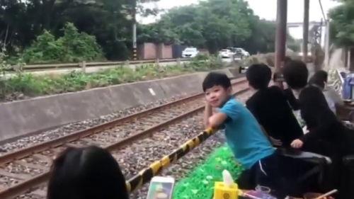 缅北女生火车吃瓜,揭秘火车上的独特生活瞬间