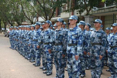 朋友军训吃瓜,揭秘战友们的欢乐时光