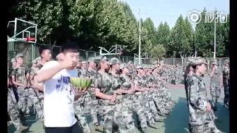 朋友军训吃瓜,揭秘战友们的欢乐时光