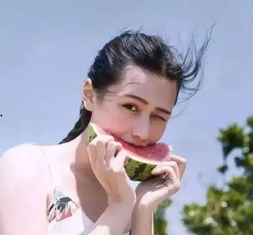 西瓜女孩吃瓜头像,夏日清凉，趣味横生的潮流形象
