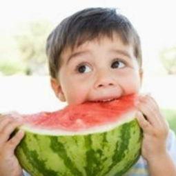 西瓜女孩吃瓜头像,夏日清凉，趣味横生的潮流形象