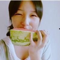 西瓜女孩吃瓜头像,夏日清凉，趣味横生的潮流形象