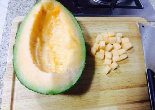 吃哈密瓜放屁怎么回事,原因及应对策略